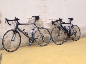 Onze paardjes tijdens onze week in Girona. Cannondale SuperSix, heerlijke fietsen. Gehuurd bij Bike Breaks Girona (of Girona Cycle Center) dus!